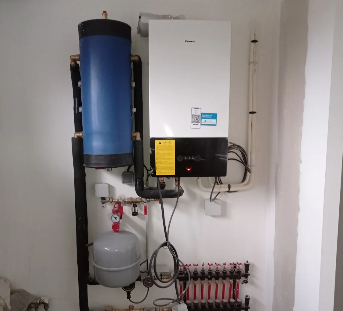Installation de chauffage : module mural Daikin, ballon tampon, vase d'expansion et collecteur de plancher chauffant raccordés par PLOMBERIE SANITAIRE MRZ