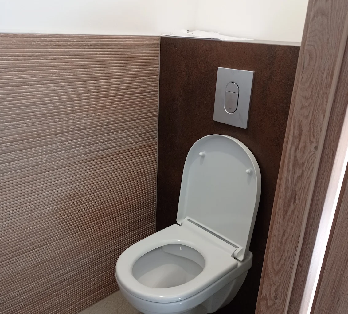 WC suspendu sur bâti-support avec plaque de commande encastrée, posé par PLOMBERIE SANITAIRE MRZ
